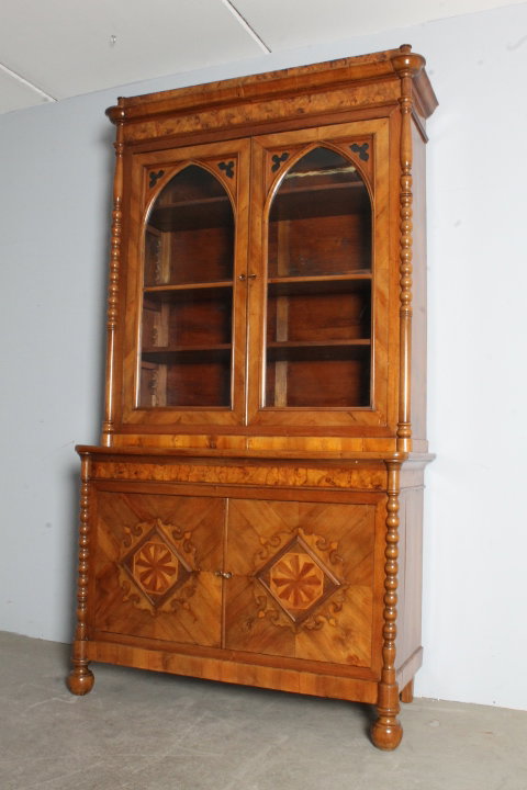 Antike Carlo X Nussbaum-Bibliothek von 1830 aus der Lombardei mit Intarsien und mundgeblasenem Glas. Maße: 129 x 56 . H 242 cm